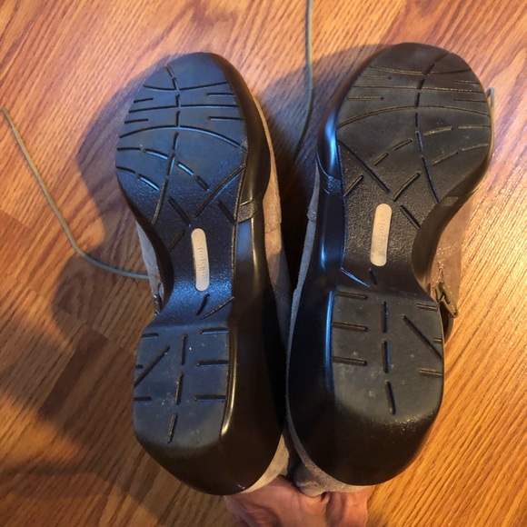 SOFTSPOTS Tan Color Suede Booties Size 7 - Picture 8 of 11